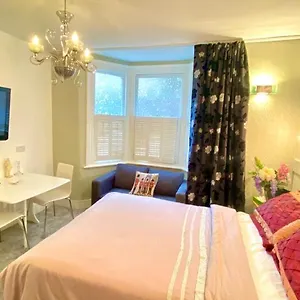 Modern And Cosy Flat London